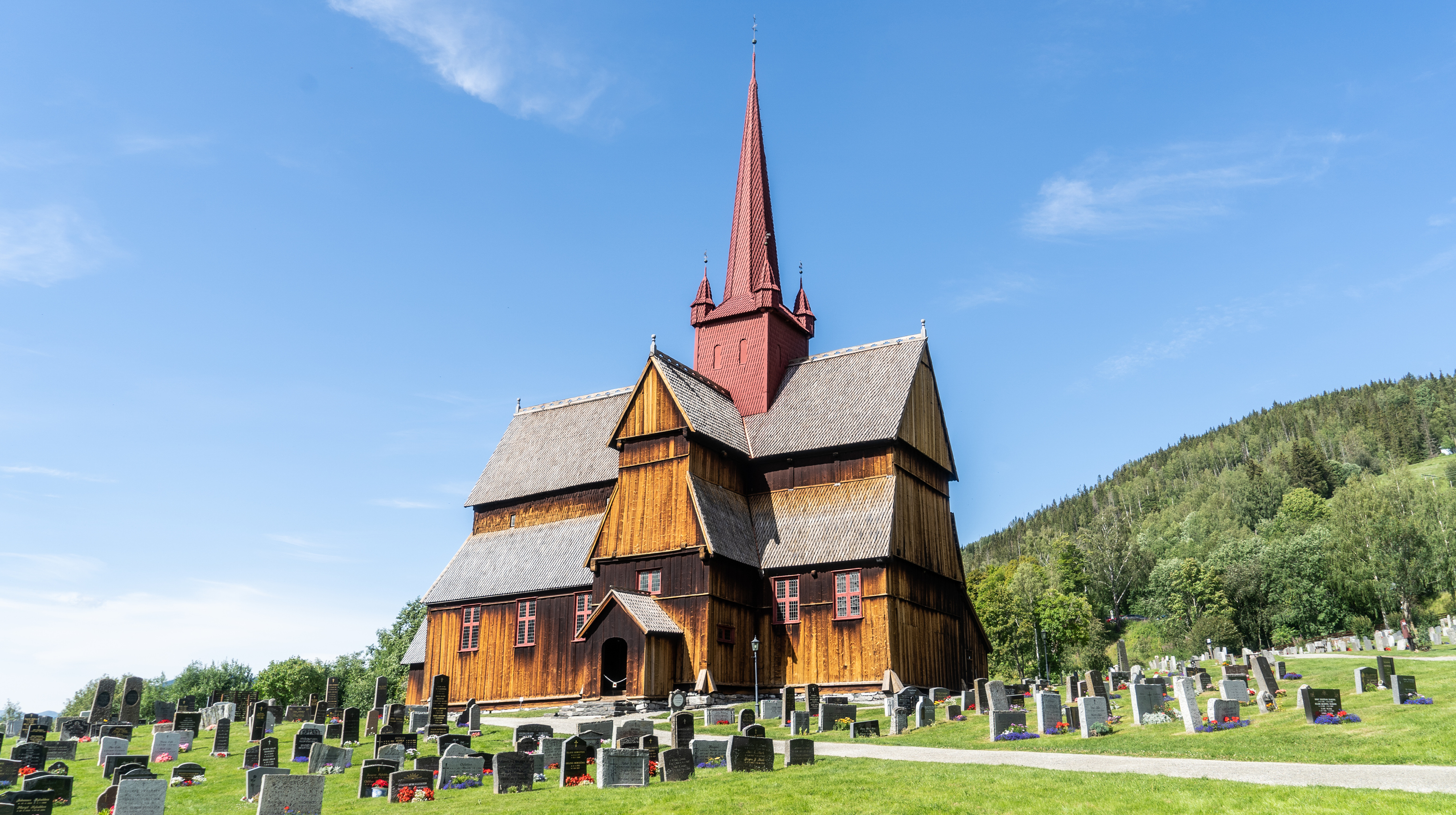 Velger dere en kirkelig vielse får dere tilgang til prest, kirkemusiker og et vakkert kirkerom - helt gratis. Foto: Joakim Birkeland/Den norske kirke