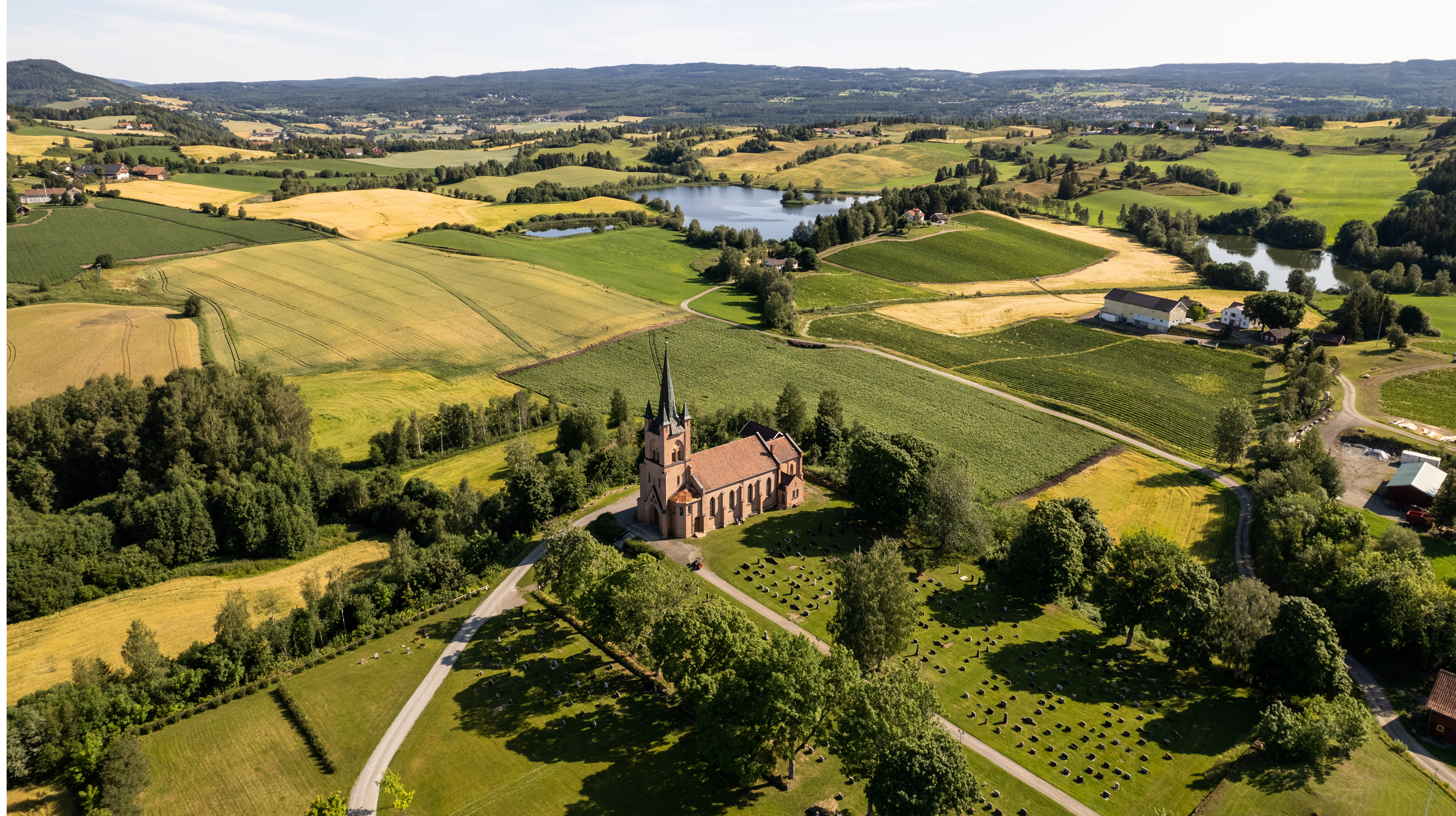 Dronebilde av Kirkebygg med natur
