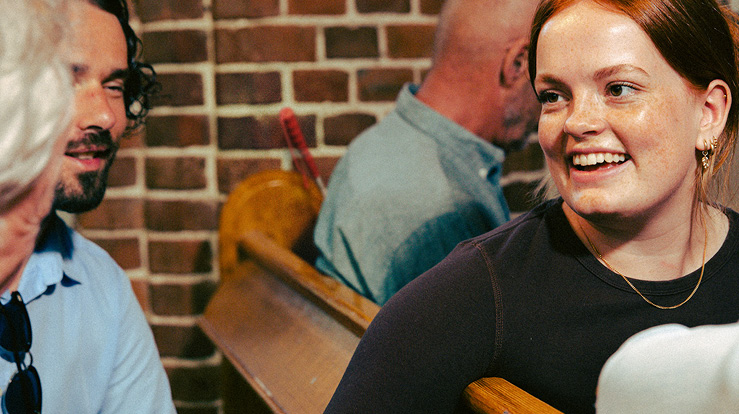 No er det rom for å fylla opp i kyrkjebenkene att.