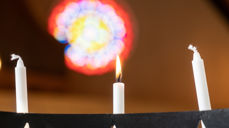 Bønn og lystenning for kristne i Pakistan. (Foto: Joakim Birkeland)