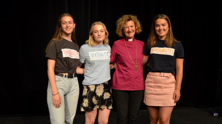 Under temauka overtar elevene skolens undervisning og opplegg. Fra venstre Anne Brøvig Pedersen, Lea Martinuzzi, biskop Kari  Veiteberg og Amanda Hylland Spjeldnæs. De tre elevene er i ledergruppa for uka. 