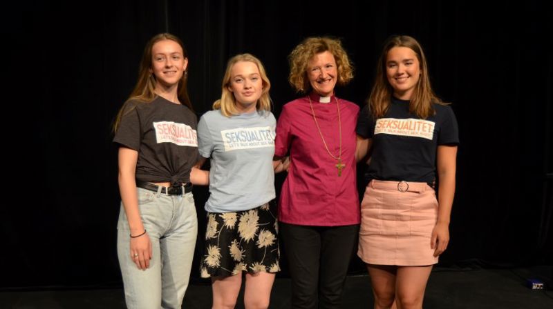 Under temauka overtar elevene skolens undervisning og opplegg. Fra venstre Anne Brøvig Pedersen, Lea Martinuzzi, biskop Kari Veiteberg og Amanda Hylland Spjeldnæs. De tre elevene er i ledergruppa for uka.