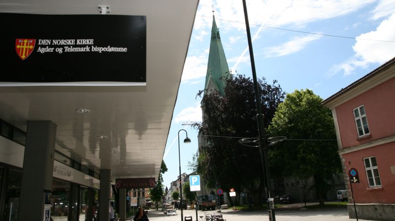 Bispedømmekontoret i Kristiansand er sentralt plassert vis à vis Domkirken og den gamle katedralskolen. Foto: Dag A. Kvarstein