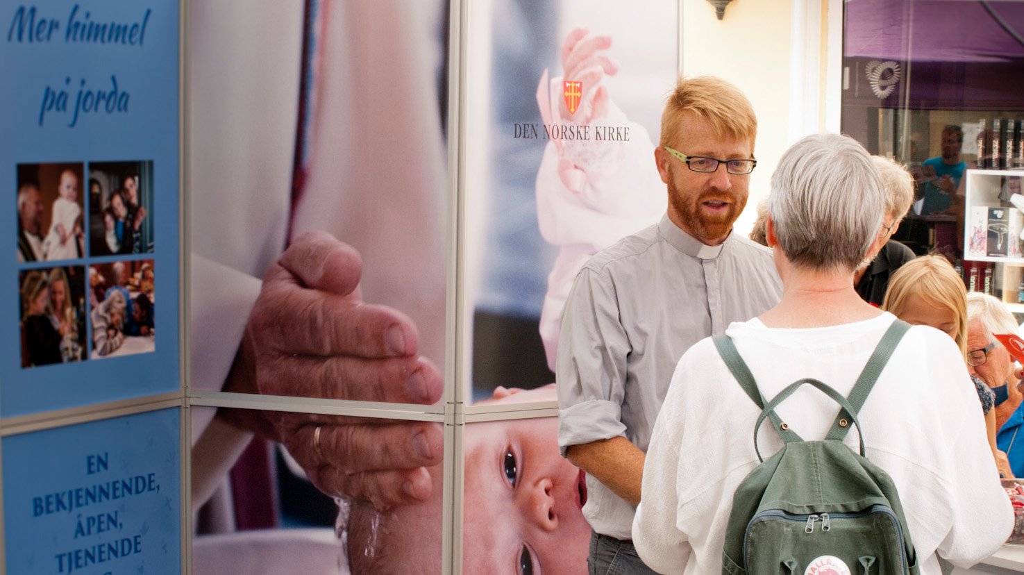 Sokneprest i Stokken, Bjørn Inge Holberg i samtale med en av besøkerne på standen.