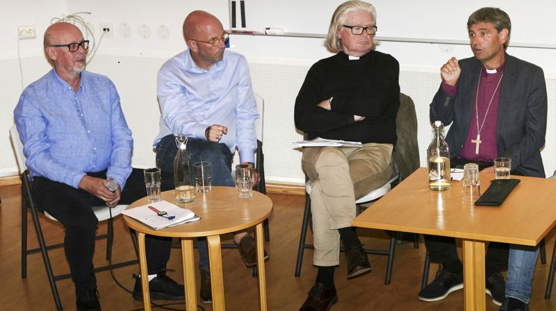 Kommunikasjonsdirektør i UNE, Bjørn Lyster (t.v.), advokat Brynjar Meling, biskop emeritus Tor B. Jørgensen og biskop Stein Reinertsen under debatten. Foto: Dag A. Kvarstein.