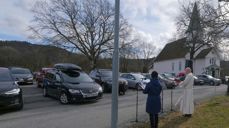 Fra drive-in gudstjeneste i Tveit 22. mars. Foto Asle Jøssang.
