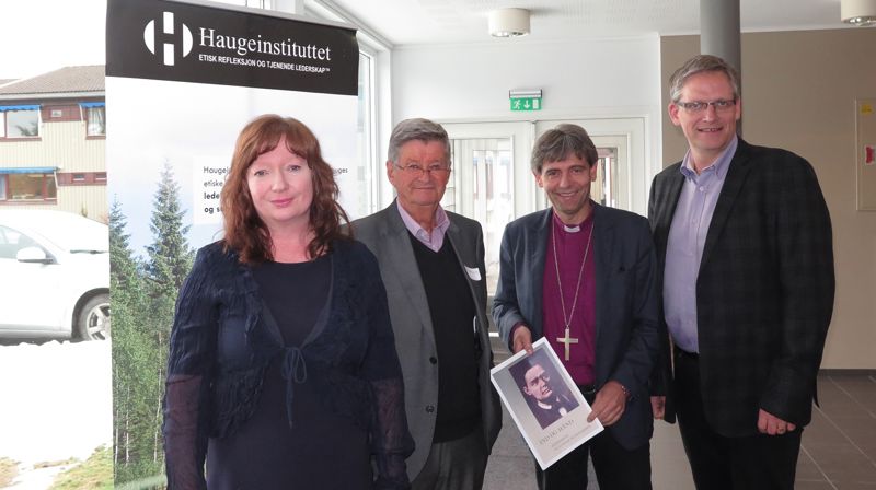 Tone Klev Furnes fra Agder og Telemark bispedømmeråd, Øistein Garcia de Presno, biskop Stein Reinertsen og Lars Dahle fra NLA Gimlekollen under seminaret om Hauge og Luther. (Foto: Dag Kvarstein).