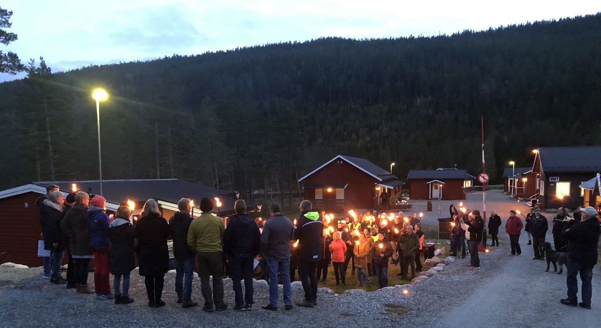 Kyrkja arrangerte fakkeltog for fengselet i Fyresdal