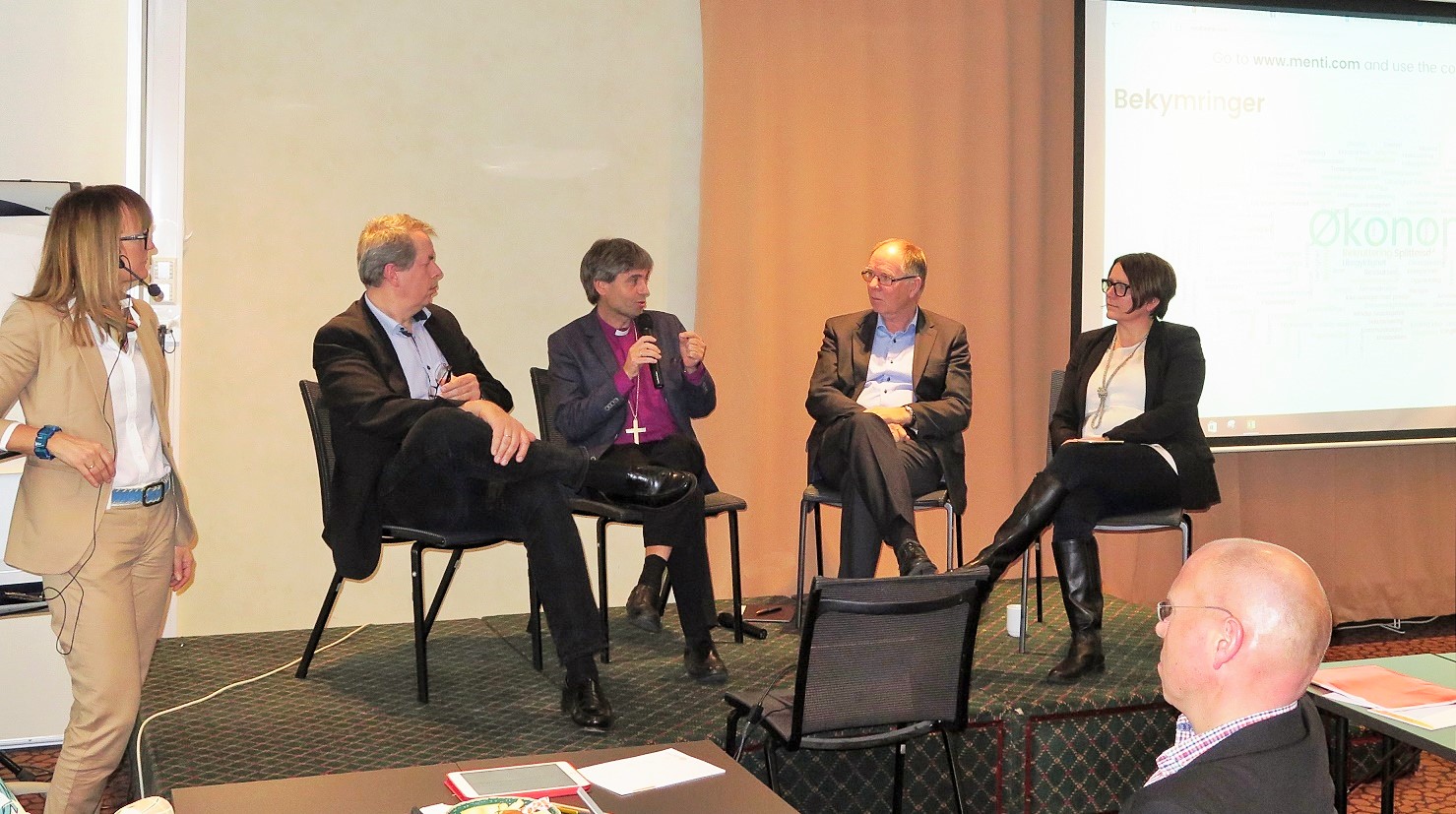 Panelsamtale med f.v. kommunikasjonssjef i Kirkerådet, Ingeborg Dybvig, prost Steinar Floberg, biskop Stein Reinertsen, , stiftsdirektør Tormod Stene Hansen og HR-sjef i Kirkerådet, Sissel Vartdal.