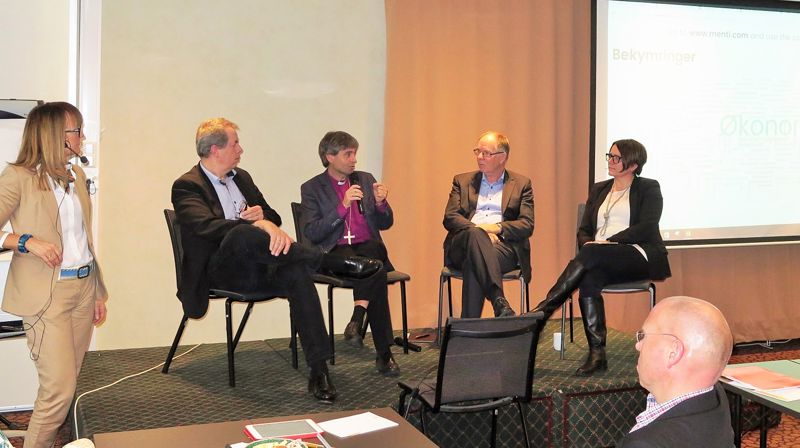 Panelsamtale med f.v. kommunikasjonssjef i Kirkerådet, Ingeborg Dybvig, prost Steinar Floberg, biskop Stein Reinertsen, , stiftsdirektør Tormod Stene Hansen og HR-sjef i Kirkerådet, Sissel Vartdal.