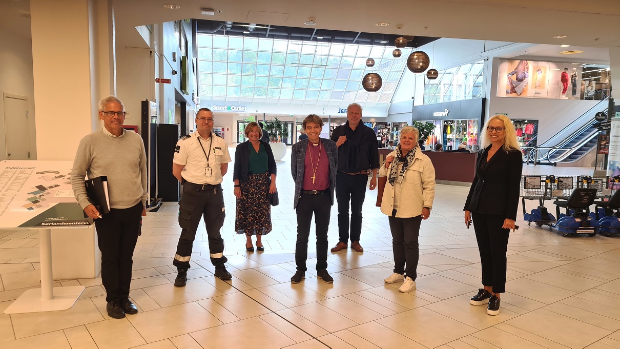 På besøk på Sørlandssenteret. Fra venstre: Domprost Freddy Berg, vekter Espen Skretteberg, kirkefagsjef Trine Syvertsen, biskop Stein Reinertsen, sokneprest i Tveit Jens Olai Justvik, fungerende daglig leder i Hånes Inger Johanne Bolstad og senterleder Liv Andersen. 