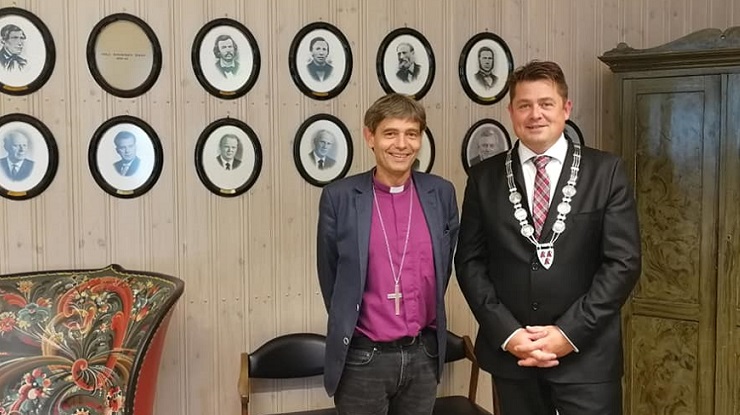 Biskop Stein Reinertsen vart godt motteken av ordførar i Nissedal, Halvor Homme. 