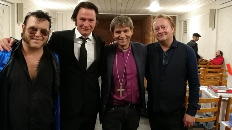 Biskop Stein Reinertsen sammen med Elvis-sangerne Vidar Busk (t.v.), Paal Flåta og Stephen Ackles. Foto: Bjarte Leer-Helgesen.