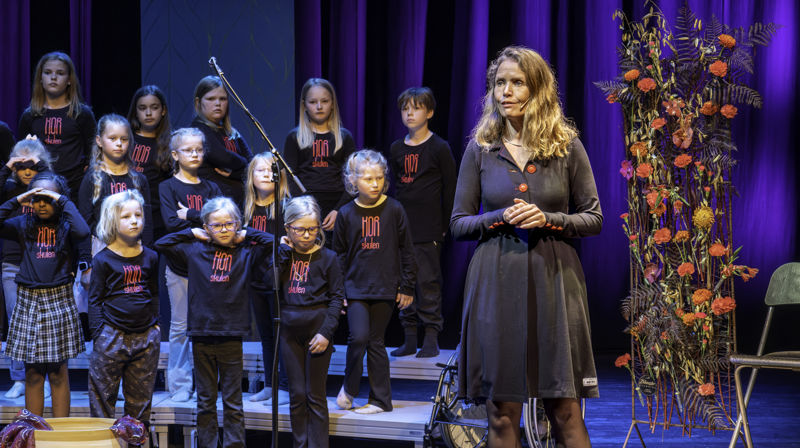 Helga Samset forteller om den triste kongen på forestillingen i Gullbring. Foto: Sogne Østtveit.