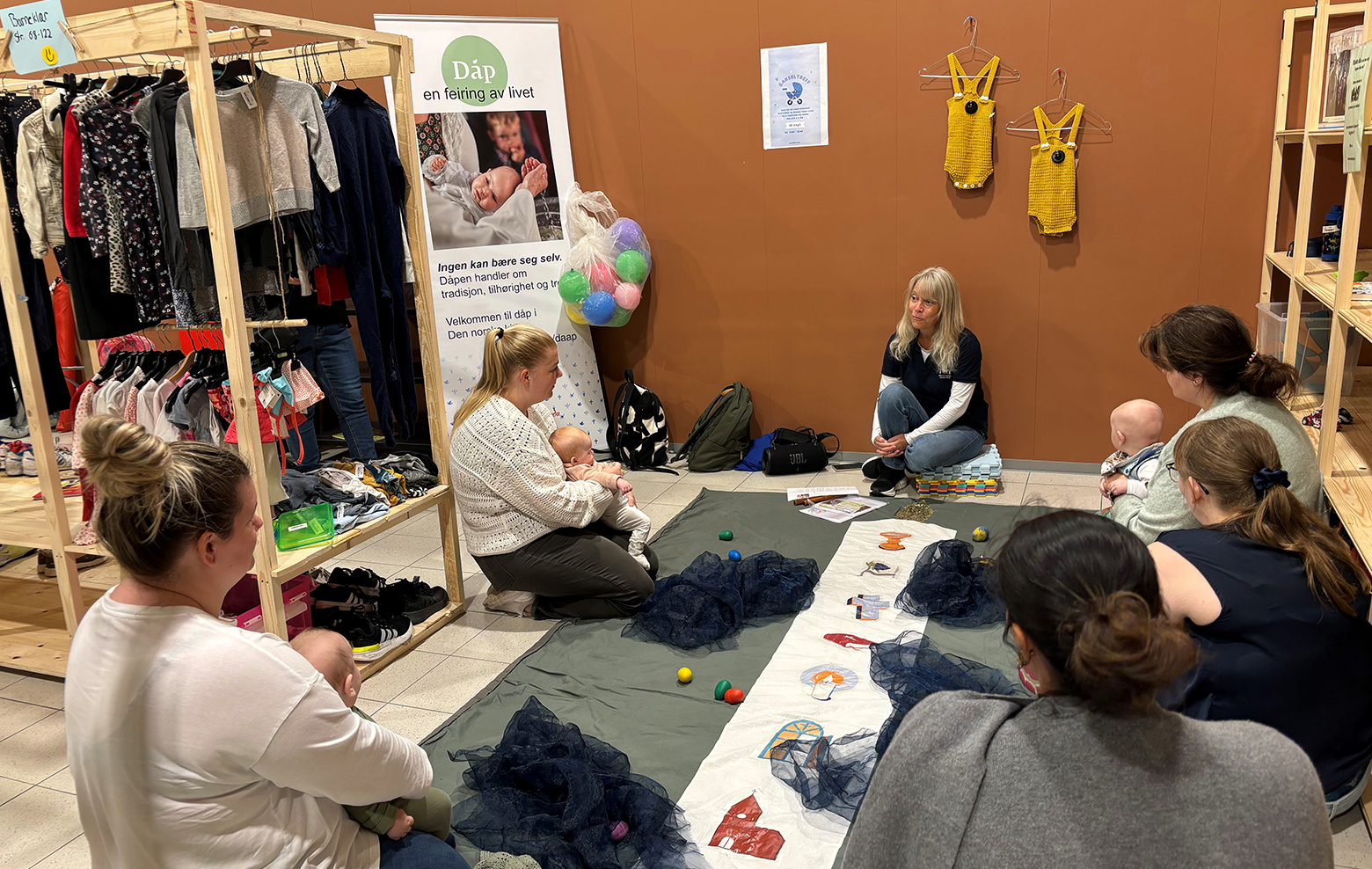 Margrethe Stangenes hadde babysang for tre foreldre og barn-grupper på barseltreff på Sørlandssenteret. Foto: Vanja Grut 