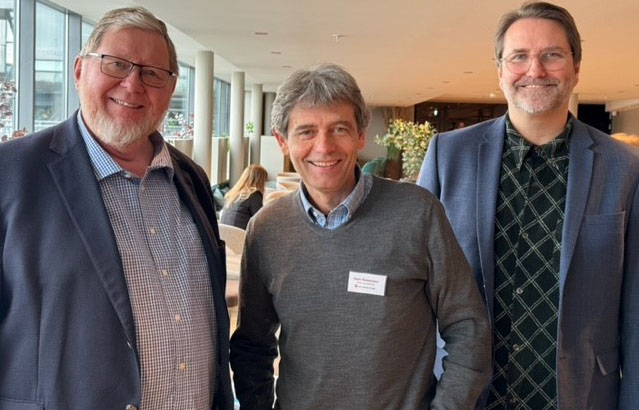 Tore Gullaksen, biskop Stein og Sindre Røyland på boklanseringen under kirkemøtet. 