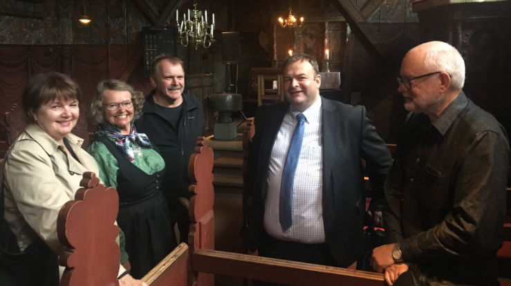 Samtale om framtida for pilegrimsmålet Røldal: f.v. bispedømerådsleiar Inger Helene Nordeide, pilegrimskoordinator Margit Gjørv, soknerådsleiar Geir Kåre Nybø, ordførar i Odda Roald Aga Haug og Eirik Moe, rådgjevar/medlem av Stavanger bispedøme sitt pilegrimsutval   Fotograf: Ragna Sofie Grung Moe