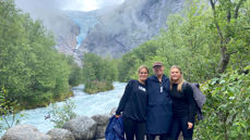 Emma (f.v), Marie og Maja er tre av fem danske sommarvikarar som har trivest godt i Bjørgvin denne sommaren.