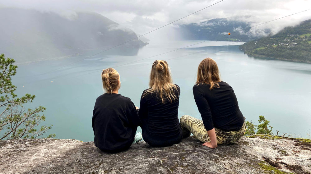 Somarvikarane fekk nyte vakker natur i Nordfjord.