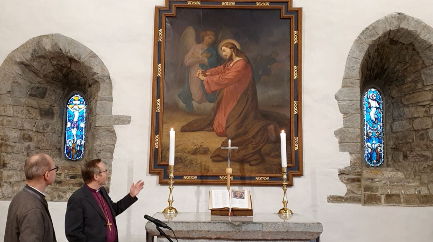 Jesus i Getsemane er motivet på altertavlen i Fana kirke som biskopen og domprosten samtaler om. Foto:Torfinn Wang