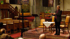 Biskopen heldt føredrag om korleis lese Bibelen i ei moderne tid. Foto: Thomas Nordvik