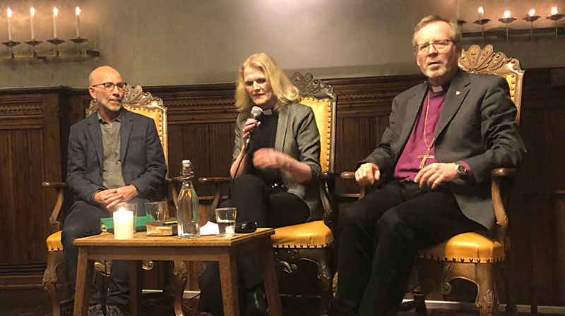 I panelsamtalen snakka biskopen bl.a. om det vondskap, medan filosof Svein Salhus (t.v.) heller ville snakka om dygder og manglar. Samtalen vart leia av Kjersti Gautestad Norheim.