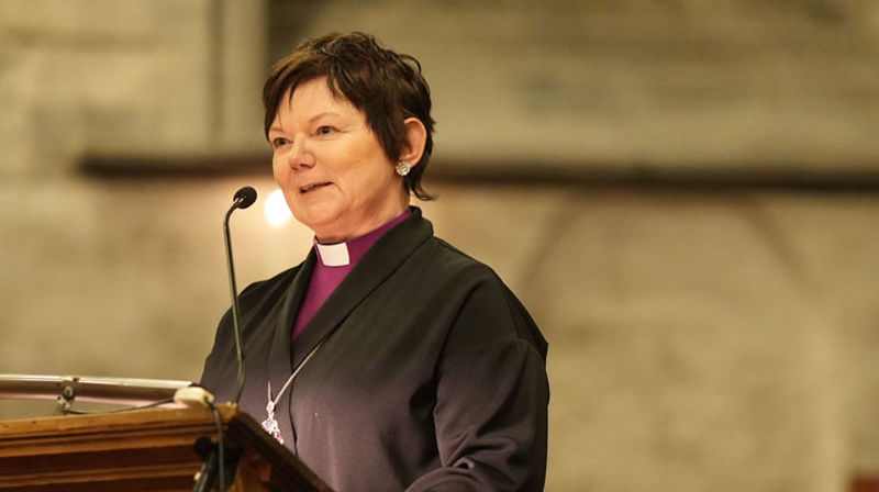 Biskopens nyttårsmottaking opnar med ei uformell mingling i sideskipet i domkyrkja.