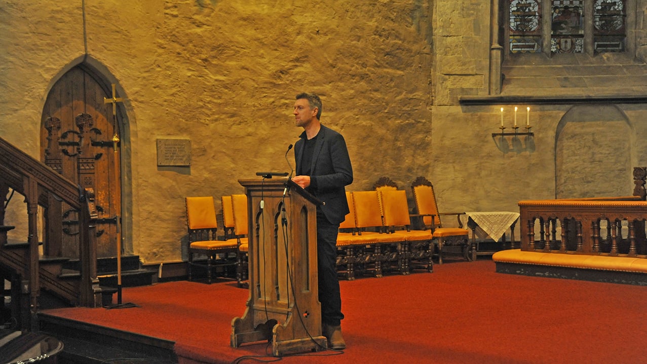 H&aring;vard Nyhus ved lesepulten i Bergen domkirke