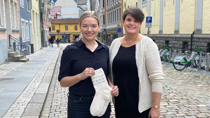 Vinnar Elisabeth Attramadal (t.v.) fekk skryt av juryleiar Hege-Therese Nilsen under utdelinga av prisen for beste Hauge-sokk. Foto. Vetle Karlsen Eide