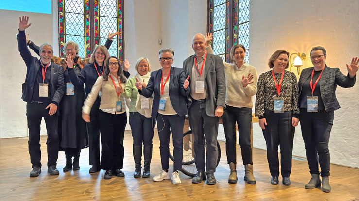 Glade mottakarar av støtte frå kyrkjebevaringsfondet med representantar for Bergen kirkelige fellesråd, Kyrkjekultur Vest, Museumssenteret i Hordaland, Osterøy kyrkjelege fellesråd, Sunnfjord kyrkjelege fellesråd, Kvam kyrkjelege fellesråd og Sogndal kyrkjelege fellesråd. 