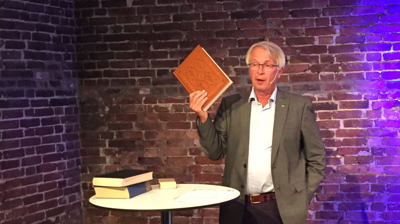 Oddvar Johan Jensen har lest meir enn dei fleste om Luther. Høyr litt av det han har funne ut på opptaket frå Luther øre. Foto: Solfrid Rong