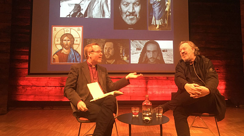 Samtalen mellom artisten og biskopen veksla mellom det lette til det alvorlege. Foto: Ragna Sofie Grung Moe.