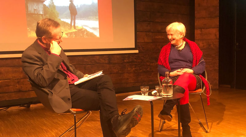 Oddny Irene Miljeteig og biskop Halvor Nordhaug hadde ein alvorleg samtale med mykje humør på Litteraturhuset.