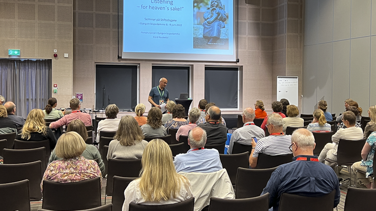 Personalprest Bård Haukedal er blant seminarhaldarane. Her frå eit seminar han hadde på stiftsdagane i 2022.