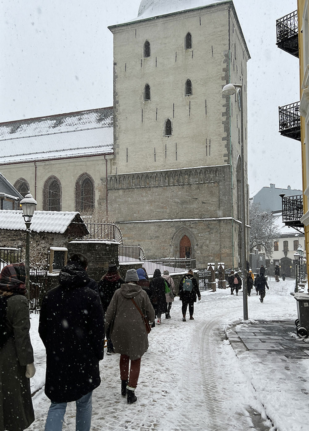 På veg til gudsteneste i Bergen domkirke