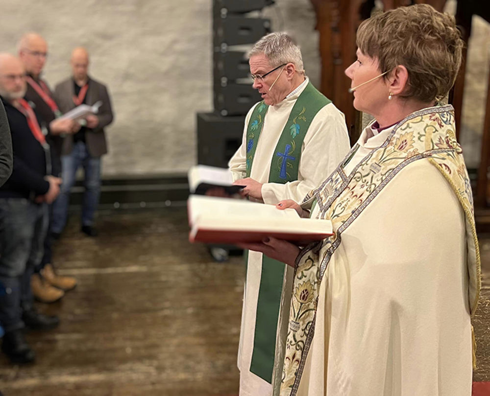 Tekstlesing på samisk og nynorsk ved prost Arild Hellesøy og biskop Ragnhild