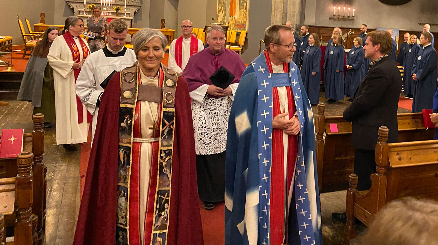 Biskopene Halvor Nordhaug og Herborg Finnset deltok på festgudstjenesten i Bergen domkirke. Preseter fra St. Paul katolske menighet i Bergen var også til stede. Foto: Ragna Sofie Grung Moe.