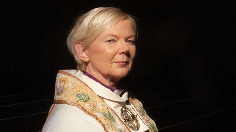 Biskop Ragnhild med ny bispekåpe. Foto Jens Z. Meyer