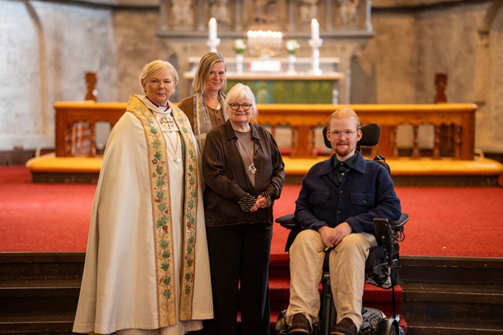 Biskop Ragnhild Jepsen med skaparane av bispekåpa, Kristine Synnes, Astri Ræstad og Niels Synnes. Foto: Gyrid Cecilie Nygaard