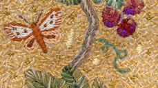 Ein detalj frå den nye bispekåpa. Sommarfuglen er både eit naturmotiv og eit symbol på Kristi siger over døden og den nye livet.