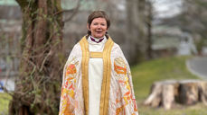 Ragnhild Jepsen prøver bispekåpa ho skal bera under vigslinga i Bergen domkirke søndag 16. april.
