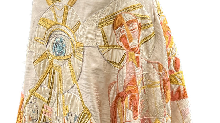 Utsnitt av bispekåpa. Den var ei gåve frå O. Kavli og Knut Kavli's almennyttige fond 1985. Utforming: Sigurd Winge 1963, utført på Statens lærerhøyskole i forming, Oslo.