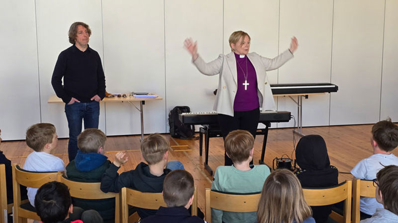 Biskop Ragnhild dirigerer Collegium vocale gutter på visitasen i Fridalen i år. Foto: Tore Skjæveland