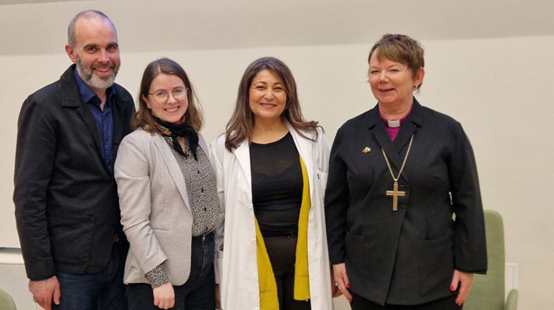 Biskopen var på med på ein samtale om abort på Haukeland. F.v. sjukehusprest Helge Alsaker Solheim, forskar Marte E. S. Haaland og overlege Elham Baghestan.