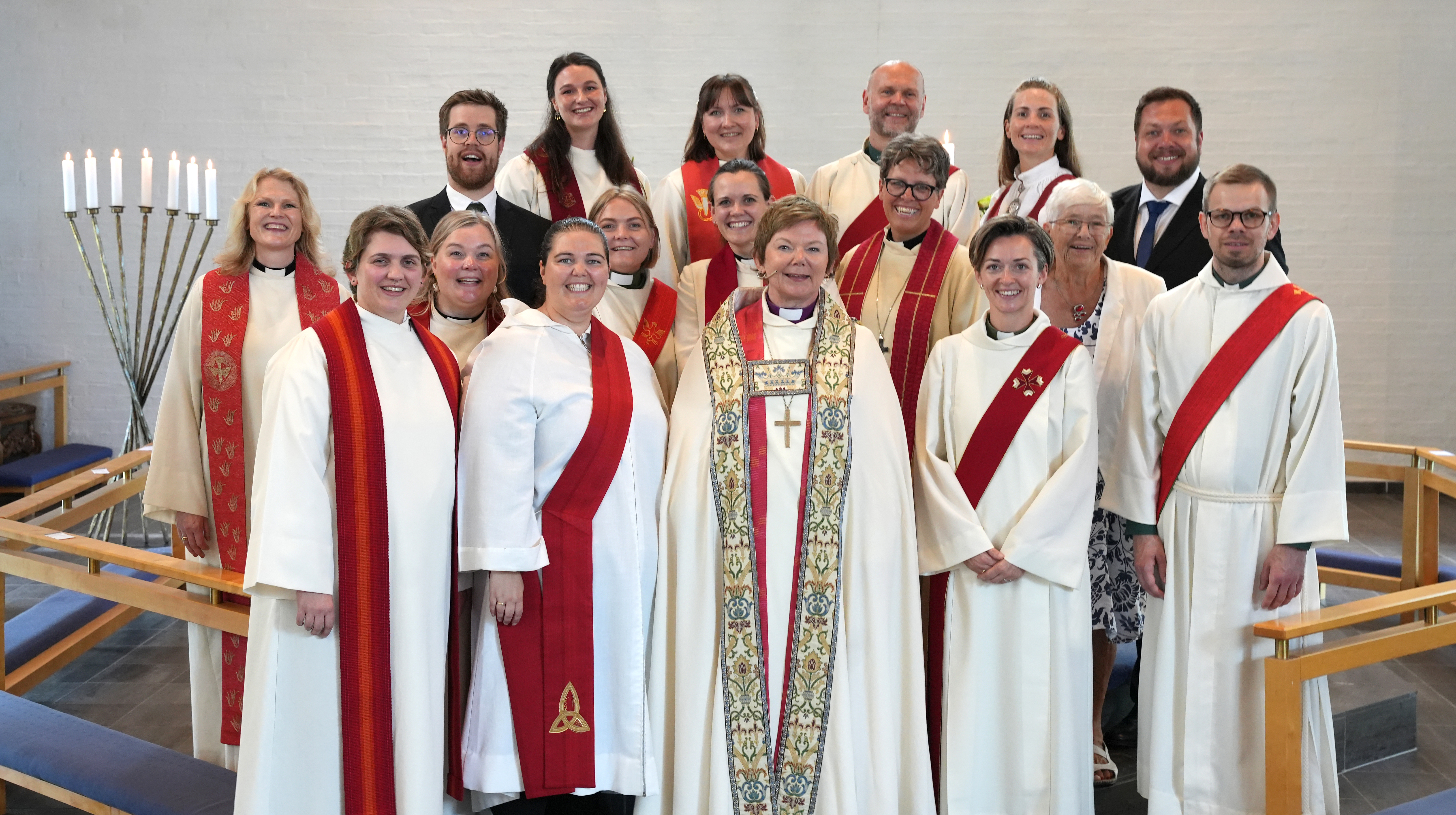 Dei fire som vart vigsla i Skjold kirke 25. juni, vart vigsa til fire ulike tenester. Framme f.v.: Trude Christina Halvorsen, prest, Trine Pettersen Lohne, kateket, Ragnhild Jepsen, biskop, Jannecke Bjørge Køhn, diakon og Asbjørn Snilstveit, kantor. Foto: BKF/Øyvind S. Stokke-Zahl