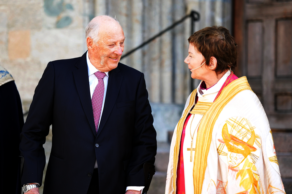 Hans majestet kong Harald og biskop Ragnhild Jepsen etter bispevigslinga 16. april 2023. Foto: Gyrid Cecilie Nygaard.