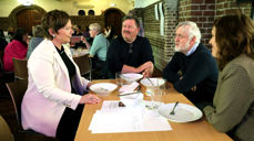 Ragnhild Jepsen i samtale med (f.v.) Helge Dyrkolbotn, Austrheim, Jostein Gryte, Askvoll og Solfrid Kleiven, Ask.