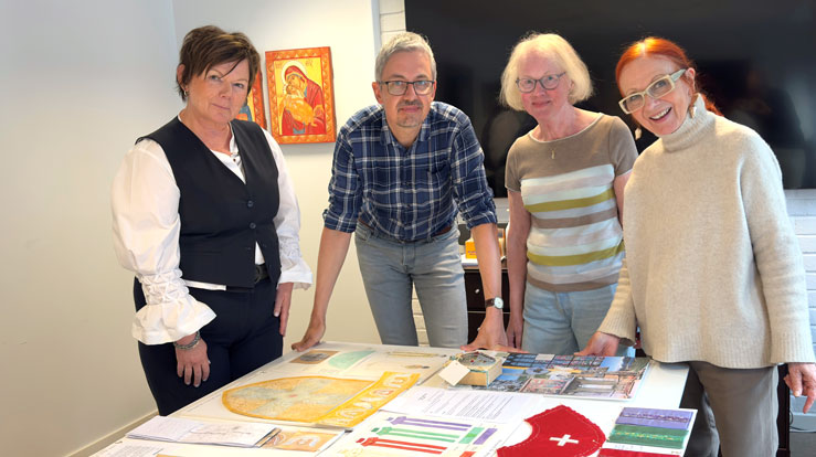 Vurderingskomiteen fv biskop Ragnhild Jepsen, Justin Kroesen, Anne Martha Hoff og Aashild Grana med vinnarutkastet