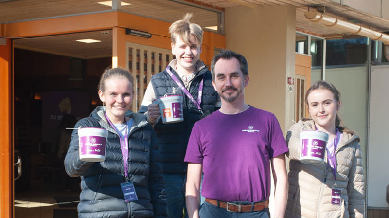 Fasteaksjonen er ein viktig del av fastetida. Her er Geir Endre Kristoffersen saman med konfirmantar som deltek i fasteaksjonen.