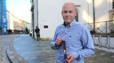 Diakonirådgjevar Vetle Karlsen Eide tilbyr små øskjer som kan brukast til å dela ut lys i sorgmånaden.